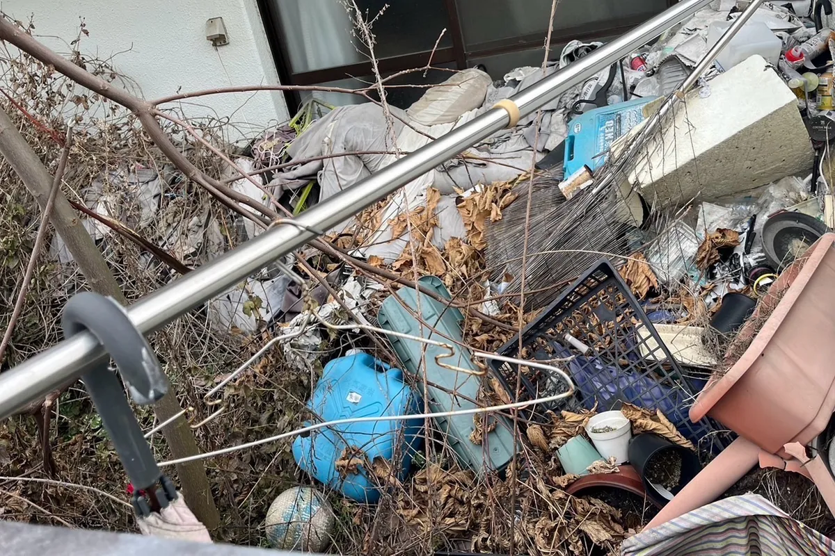 お片付け前：不用品と枯れ草でふさがれたお庭