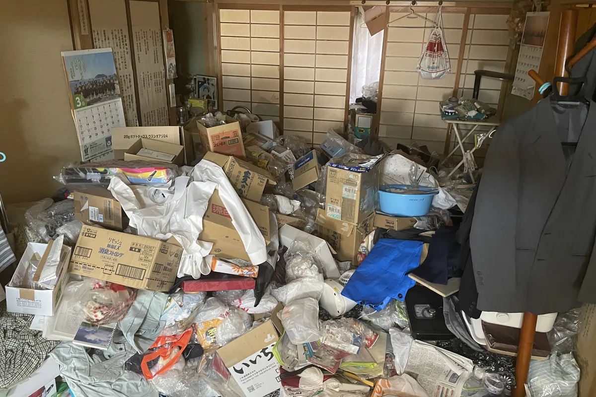 お片付け前：段ボールや荷物で畳が見えなくなった和室