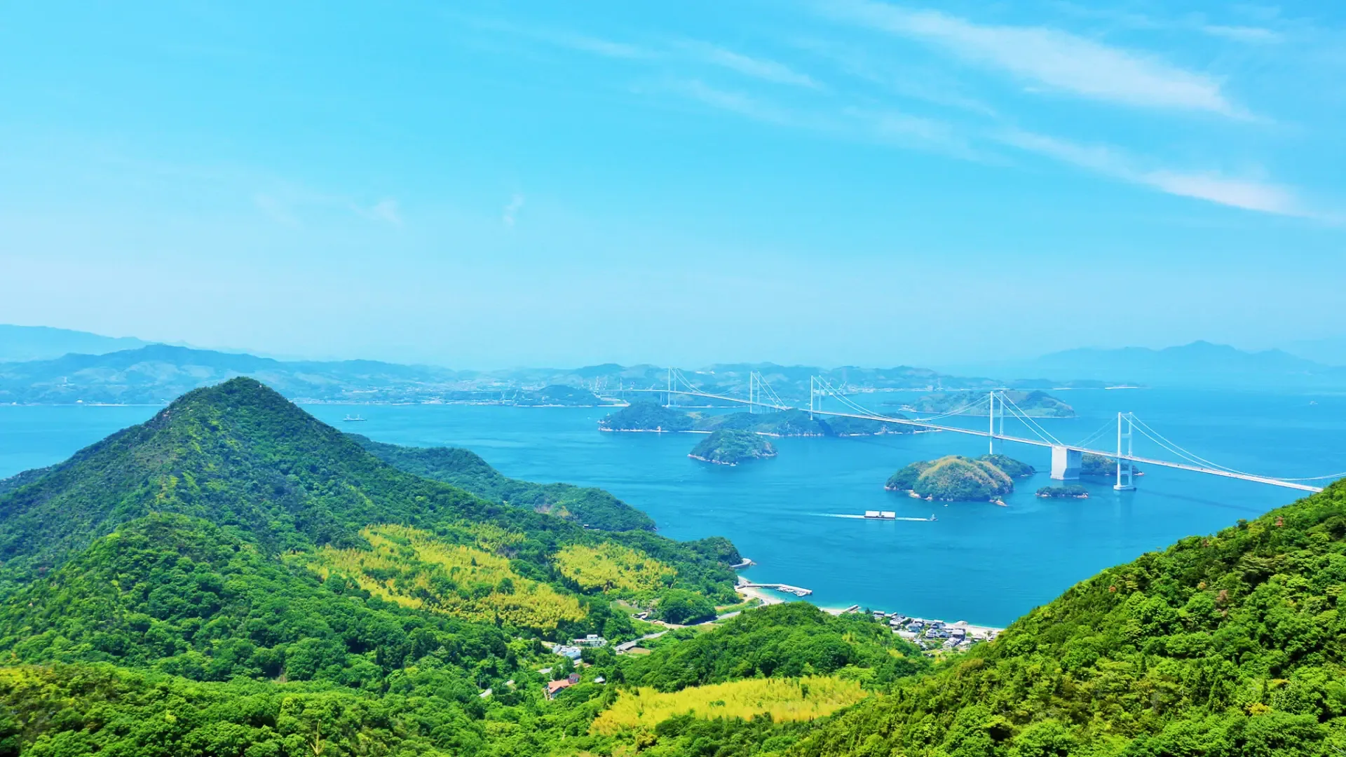 愛媛県・瀬戸内の島々と来島海峡大橋を望む風景