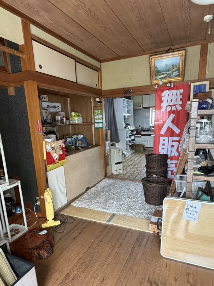 無人販売の案内幕と料金箱の入口