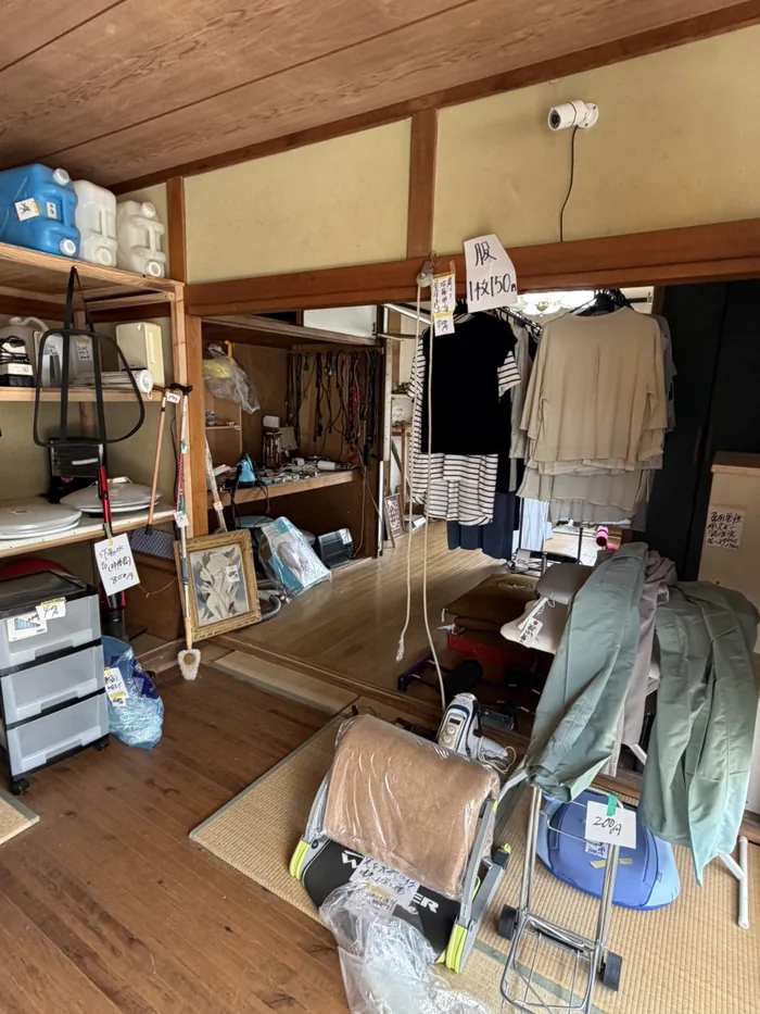 店内の様子。家具や衣類に値札がついている